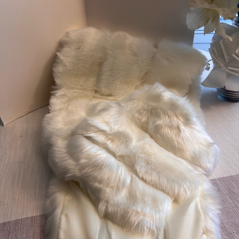 Fur stall - Picture 2 of 4